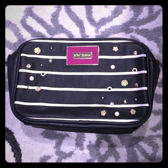 Betsey Johnson Handbags - LIKE NEW • BETSEY JOHNSON CROSSBODY BAG